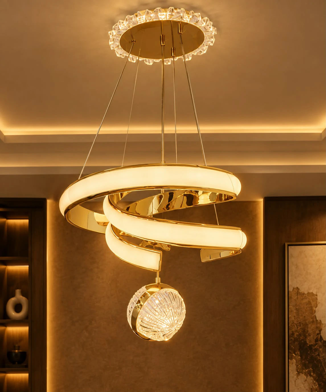 Luna Gold Spiral Pendant – detail