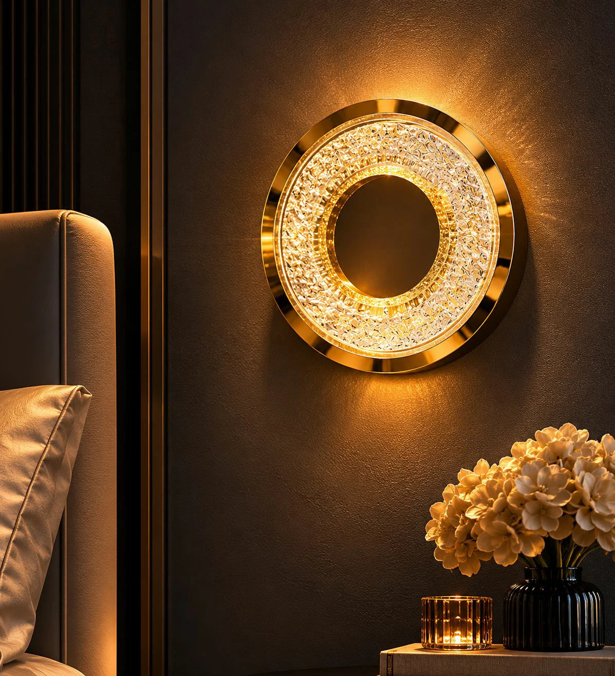 Glowing Crown Wall Sconce – detail